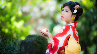 Woman red kimono flower blurry - impressionist free wallpaper