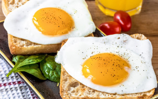 Eggs on toast with spinach - ed benedict free wallpaper