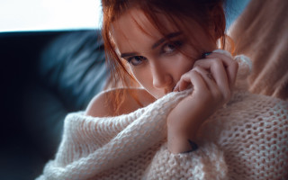 Redhair woman couch piercingeyes portrait - piercing free wallpaper