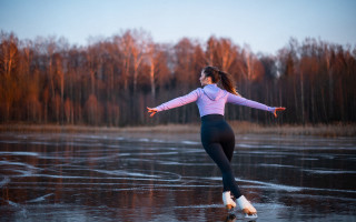 Woman skating frozen lake winter - sunset free wallpaper