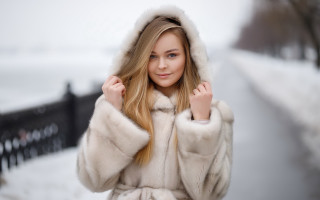 Woman fur coat snow fashion - a woman in a fur coat free wallpaper