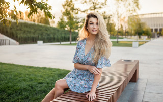 Park bench woman blonde floral - the background and a building in the background free wallpaper