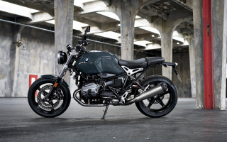 Motorcycle parkinglot building columns reddoor - the side of it free wallpaper