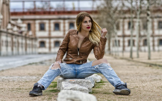 Woman rock park blonde jeans - figuration libre free wallpaper