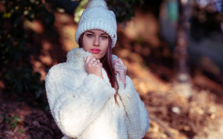 Woman white coat hat woods - portrait photography free wallpaper