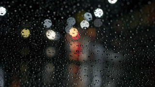 Rainy window blurry streetlight traffic - rainy free wallpaper