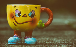 Yellow coffee cup face green - a face free wallpaper