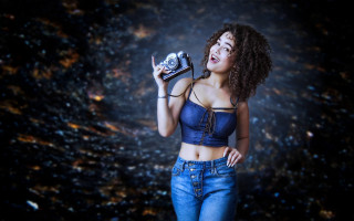 Woman camera smiling dark background - daphne allen free wallpaper