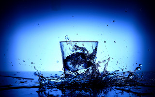 Glass water splash blue bubble - a blue light free wallpaper