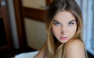 Woman long hair blue eyes - a wooden door free wallpaper