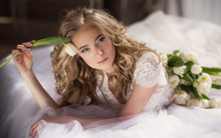 Woman flower bouquet portrait realistic - figurative free wallpaper