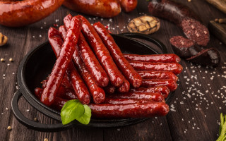 Black plate hot dogs still - a black plate free wallpaper