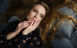 Woman laying bed hands face - the wind free wallpaper