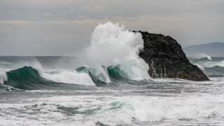 Large wave crashing rock ocean - a cloudy day free wallpaper