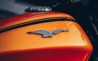 Orange motorcycle winged emblem cloisonnism - shiny free wallpaper