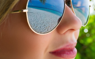 Woman sunglasses beach reflection palm - a palm tree in the background free wallpaper