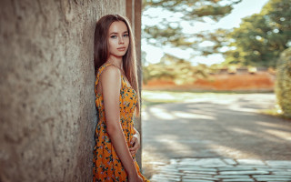Woman leaning wall serious beach - a woman leaning against a wall free wallpaper