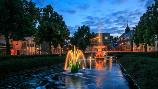 Fountain lights park night cityscape - rembrandt free wallpaper