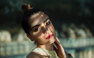 Woman pony tail top knot - her chin free wallpaper