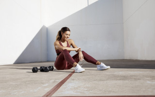 Woman sitting crossed legs dumbbells - her free wallpaper