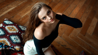 Woman posing wood floor colorful - a picture in a room free wallpaper