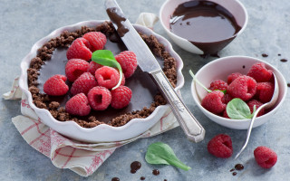 Chocolate tart raspberries chocolate sauce - a pastel free wallpaper