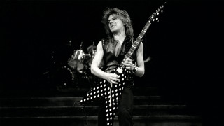 Man guitar stage polka dot - a guitar free wallpaper