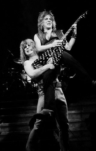 Man holding woman back guitar - epic composition free wallpaper