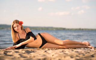 Woman beach blackbikini flower horizon - red free wallpaper