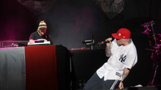 Man microphone hat singing stage - a microphone free wallpaper