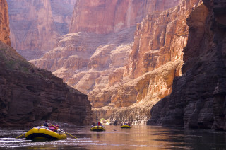Canyon raft group blonde girl - christo free wallpaper