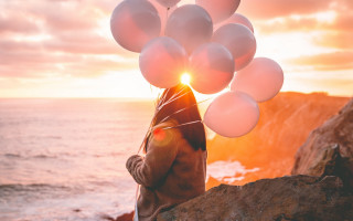 Balloons sunset ocean cliff cinematic - a sunset over the ocean free wallpaper