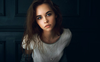 Woman longhair white shirt darkroom - eye free wallpaper for desktop