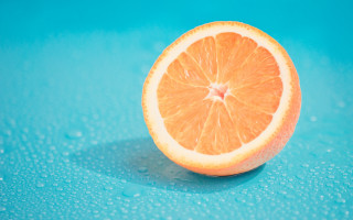 Orange slice blue water droplets - the middle free wallpaper