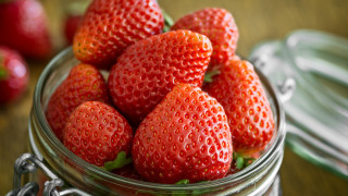 Strawberry bowl berry food closeup - a glass bowl free wallpaper
