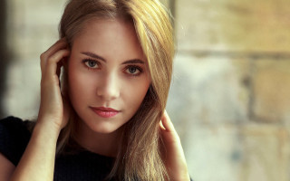 Blonde woman portrait hand on - eszter mattioni free wallpaper
