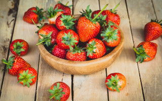 Wooden bowl ripe strawberries berries - a wooden bowl free wallpaper