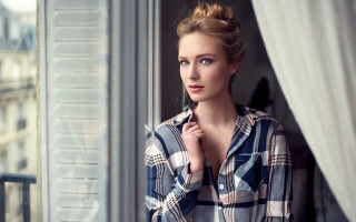 Eszter mattioni woman window plaid - natural free wallpaper