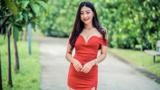 Red dress park portrait bokeh - a picture in a park free wallpaper