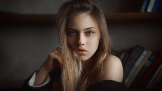 Woman portrait blueeyes bareshoulders books - book free wallpaper