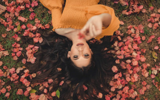 Woman flying hair flowers bouquet - her hair free wallpaper for desktop