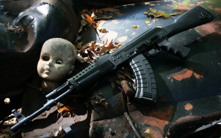 Toy gun toy head camouflage - classical realism free wallpaper
