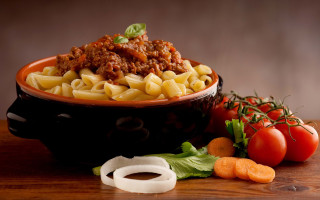 Bowl pasta meat vegetables table - coppo di marcovaldo free wallpaper