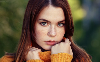 Freckled blueeyes portrait longhair blurry - her chin free wallpaper