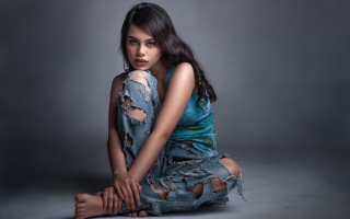 Araceli gilbert barefoot injury tornclothes - torn free wallpaper
