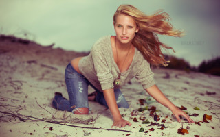 Woman beach leaves tree blood - the ground and a tree in the background free wallpaper