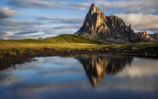 Mountain lake reflection house matte - a reflection free wallpaper