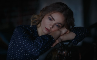 Serious portrait woman blue eyes - serious free wallpaper for desktop