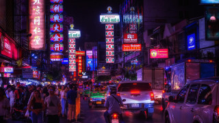 Cyberpunk city street neon night - busy free wallpaper