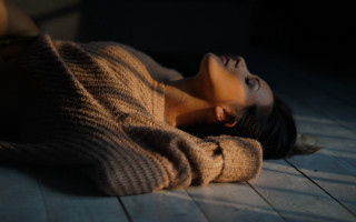 Woman laying floor blurry chainlink - the floor free wallpaper